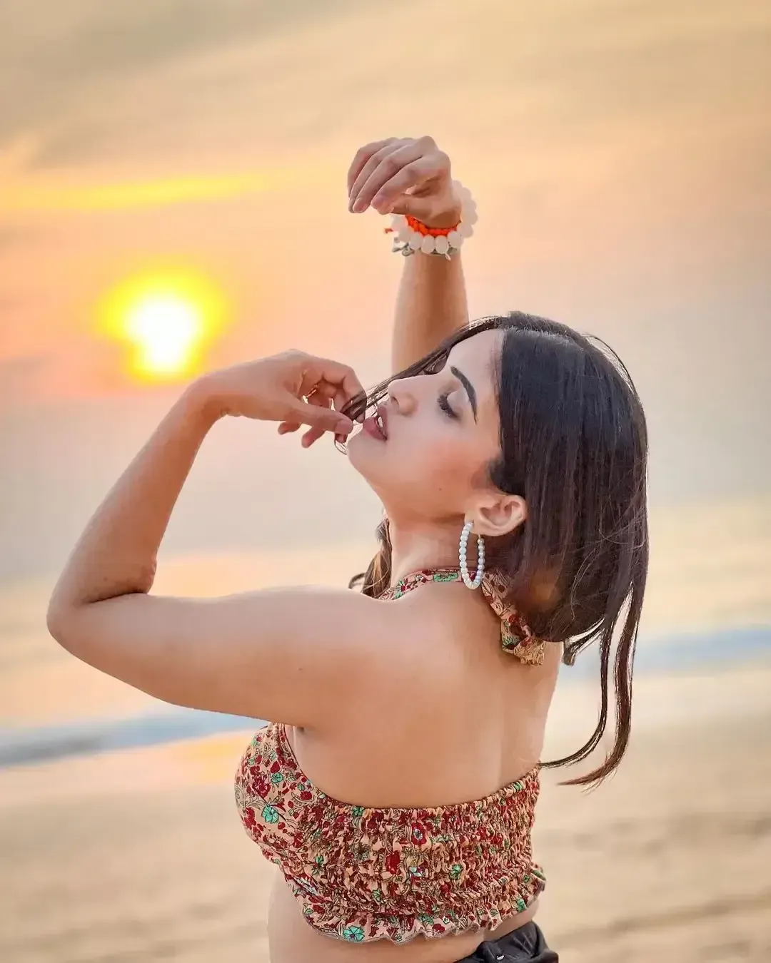 TELUGU TV ACTRESS SRAVANTHI CHOKARAPU RED BIKINI IMAGES IN BEACH 4